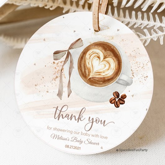 Kaffee-Baby-Party ist Brühen Schleife Geschenkanhänger