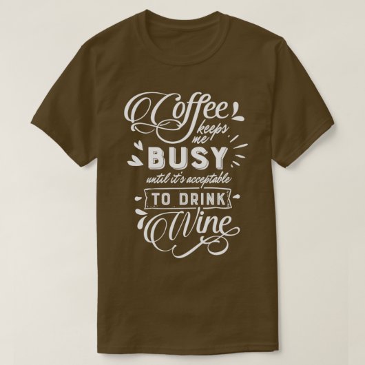 Kaffee Behalte mir bis zum Wein beschäftigt T-Shirt (Design vorne)