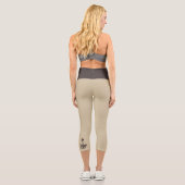 Kaffee Brown auf Sand Capri Leggings (Rückseite)