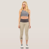 Kaffee Brown auf Sand Capri Leggings (Vorderseite)