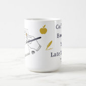 Kaffee, Bücher & lange Nächte – personalisierte Ta Kaffeetasse (Mittel)