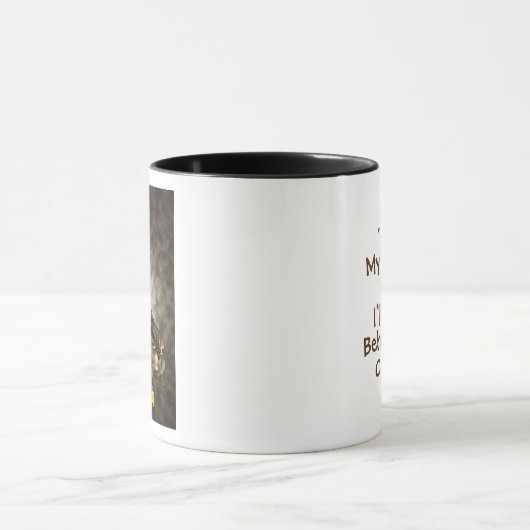 KAFFEE CAT GEKACKT HINTER DEM COUCH von Jeff Willi Tasse (Zentrum)