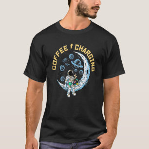 Kaffee-Charging-Kaffee im Raum Addicted Kaffee T-Shirt