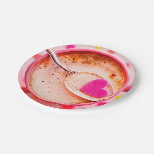 Kaffee-Creme-Kaffeetasse mit rosa Tasse und Untert Pappteller (Schrägansicht)