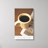 Kaffee-Cup und Zeitung auf der Leinwand (Vorderseite)