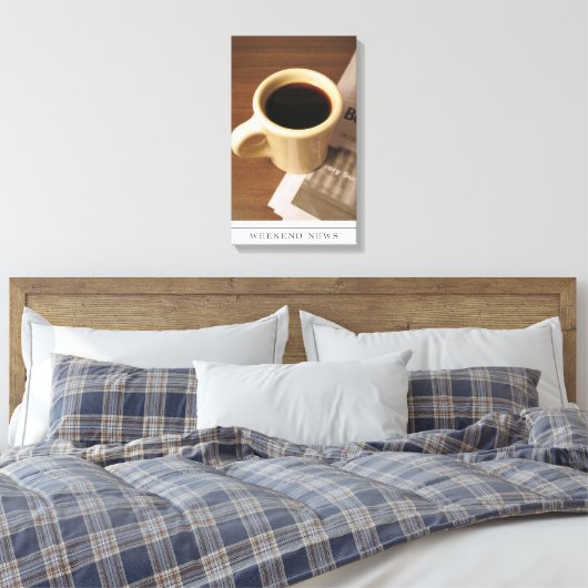 Kaffee-Cup und Zeitung auf der Leinwand (Insitu (Schlafzimmer))