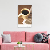 Kaffee-Cup und Zeitung auf der Leinwand (Insitu (Wohnzimmer))