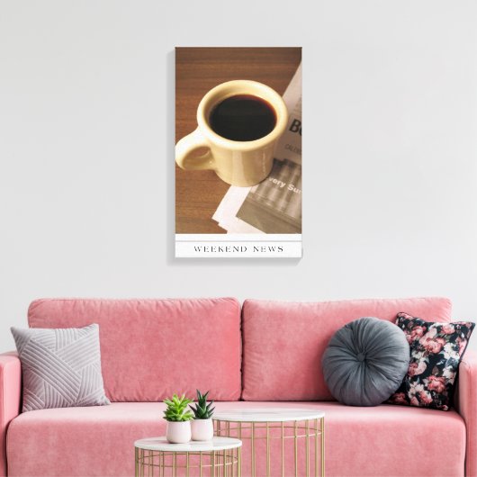 Kaffee-Cup und Zeitung auf der Leinwand (Insitu (Wohnzimmer))