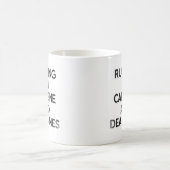 Kaffee & Deadlines Hustle Tasse (Mittel)