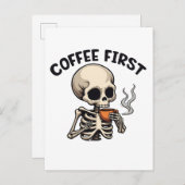 Kaffee Erste Spooky Halloween Skelett Koffein Einladungspostkarte (Vorne/Hinten)