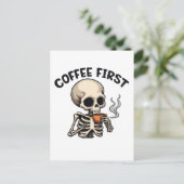 Kaffee Erste Spooky Halloween Skelett Koffein Einladungspostkarte (Stehend Vorderseite)