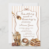 Kaffee Etwas Süßes ist das Brewing Baby Shower Einladung (Vorderseite)