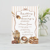 Kaffee Etwas Süßes ist das Brewing Baby Shower Einladung (Stehend Vorderseite)