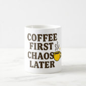 Kaffee First Chaos Spater Funny Quote Tasse (Mittel)