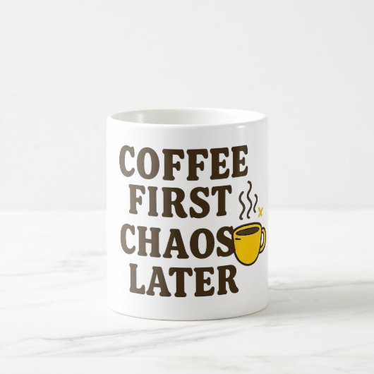 Kaffee First Chaos Spater Funny Quote Tasse (Mittel)