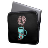 Kaffee für das Gehirn. Lustige Kaffeeillustration Laptopschutzhülle (Vorderseite Links)