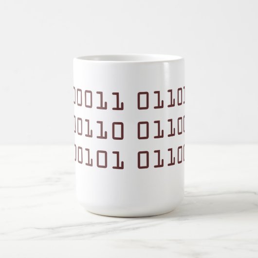 Kaffee geschrieben in Tasse des binären Codes (Mittel)
