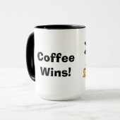 Kaffee gewinnt Tic Tac Toe Tasse (Vorderseite Links)