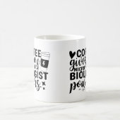 Kaffee gibt mir mikrobiologische Power Kaffeetasse (Mittel)