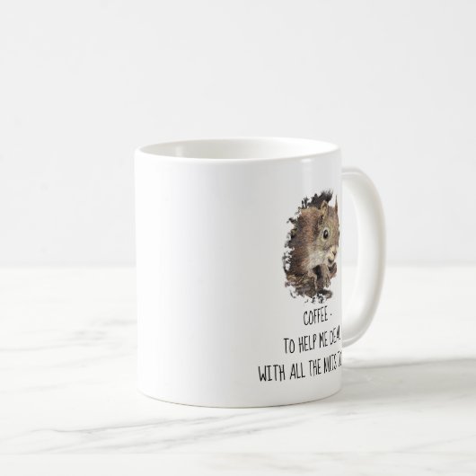 Kaffee hilft mir, mit allen Nüssen Eichhörnchen um Kaffeetasse (VorderseiteRechts)