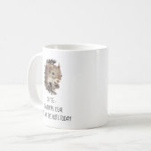 Kaffee hilft mir, mit allen Nüssen Eichhörnchen um Kaffeetasse (Vorderseite Links)
