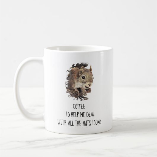 Kaffee hilft mir, mit allen Nüssen Eichhörnchen um Kaffeetasse (Links)