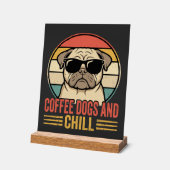 Kaffee Hunde und chilliger Retro-Pug Acrylschild (Winkel)