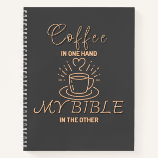 Kaffee in der einen Hand meine Bibel in der andere Notizblock