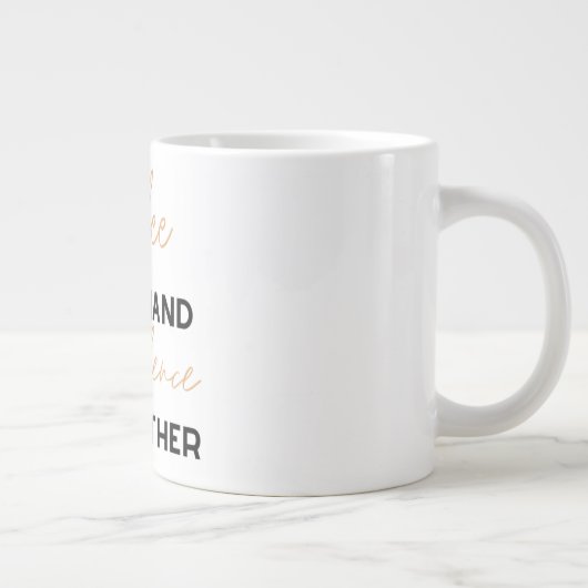 Kaffee in der einen Hand Vertrauen in die andere Jumbo-Tasse (Rechts)