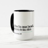 Kaffee in der einen Hand Vertrauen in die andere Tasse (Vorderseite Links)