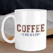 Kaffee ist ein Schluck in einer Cup-Varsity-Buchst Kaffeetasse