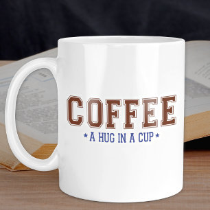 Kaffee ist ein Schluck in einer Cup-Varsity-Buchst Kaffeetasse