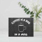 Kaffee ist ein Schluck in einer Tasse aus Holz Postkarte (Stehend Vorderseite)
