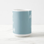 Kaffee ist ein Umarmer in einer Tasse Mute Blue Ta (Mittel)