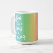 Kaffee ist ein Umarmer in einer Tasse-Regenbogen-T Kaffeetasse (Vorderseite Links)