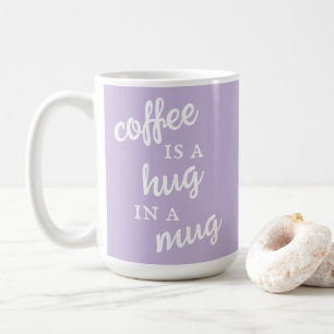 Kaffee ist ein Umarmung in einer Tasse Mute Lila T
