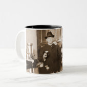 Kaffee ist für Sissies 1890 Men Drinking Beer Zweifarbige Tasse (Vorderseite Links)