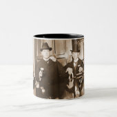 Kaffee ist für Sissies 1890 Men Drinking Beer Zweifarbige Tasse (Mittel)