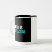 Kaffee ist mein Impfstoff Zweifarbige Tasse (Vorderseite Links)