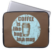 Kaffee ist wie Umarmung in einer Tasse Laptopschutzhülle (Vorderseite)