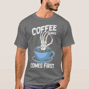 Kaffee kommt immer zur ersten sonnigen Hand T-Shirt