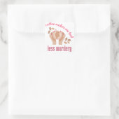 Kaffee lässt mich weniger mörderisch und lustig er quadratischer aufkleber (Tasche)