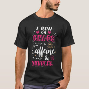 Kaffee Mama Ich laufe auf Chaos Koffein & Cuddles T-Shirt
