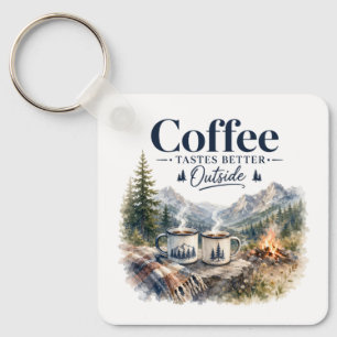 Kaffee schmeckt außerhalb des Bergcampingsfeuers b Schlüsselanhänger