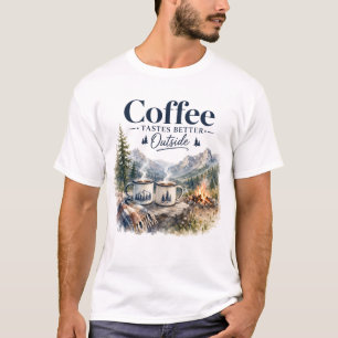 Kaffee schmeckt außerhalb des Bergcampingsfeuers b T-Shirt