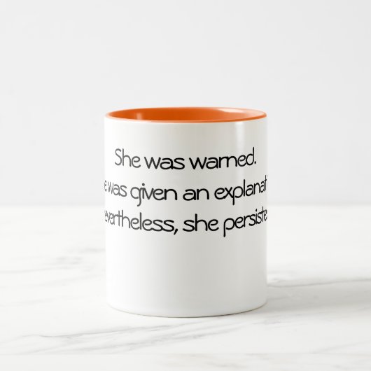 Kaffee-Tasse: Dennoch bestand sie fort Zweifarbige Tasse (Mittel)