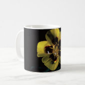 Kaffee-Tasse mit gelber Blume mit Wasser fällt Kaffeetasse (Vorderseite Links)