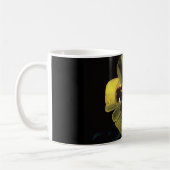 Kaffee-Tasse mit gelber Blume mit Wasser fällt Kaffeetasse (Links)