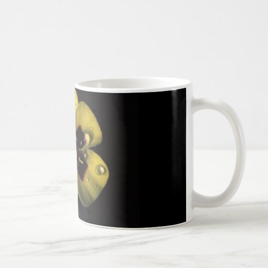 Kaffee-Tasse mit gelber Blume mit Wasser fällt Kaffeetasse (Rechts)