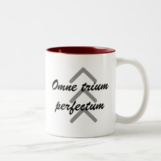 Kaffee-Tasse "Omne trium perfectum " Zweifarbige Tasse